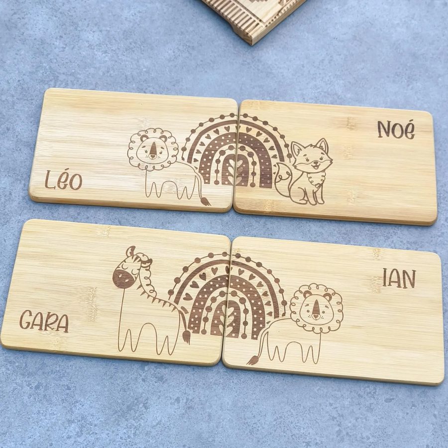 Set aus zwei personalisierten Frühstücksbrettchen aus Bambus mit Namen und Tiermotiv