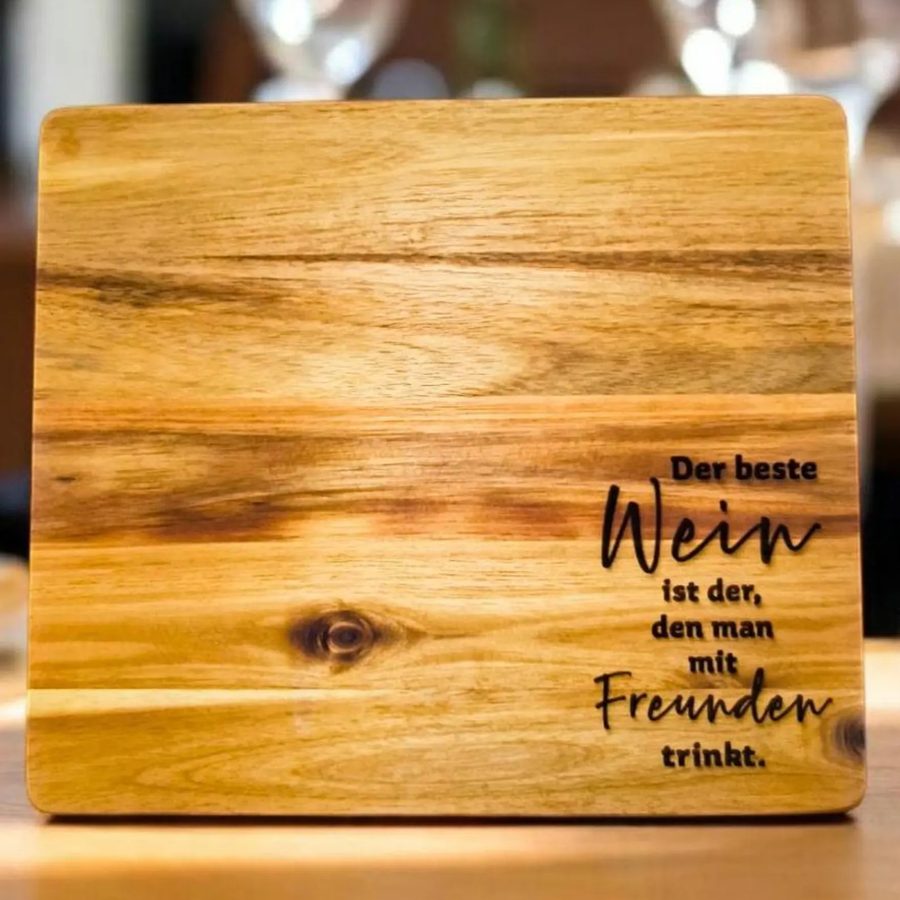 Personalisiertes Servierbrett aus Massivholz mit der Gravur „Der beste Wein ist der, den man mit Freunden trinkt.“